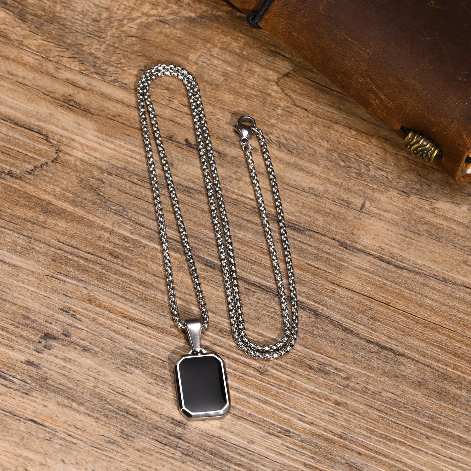 Colar Majestade Onyx: Elegância e Poder
