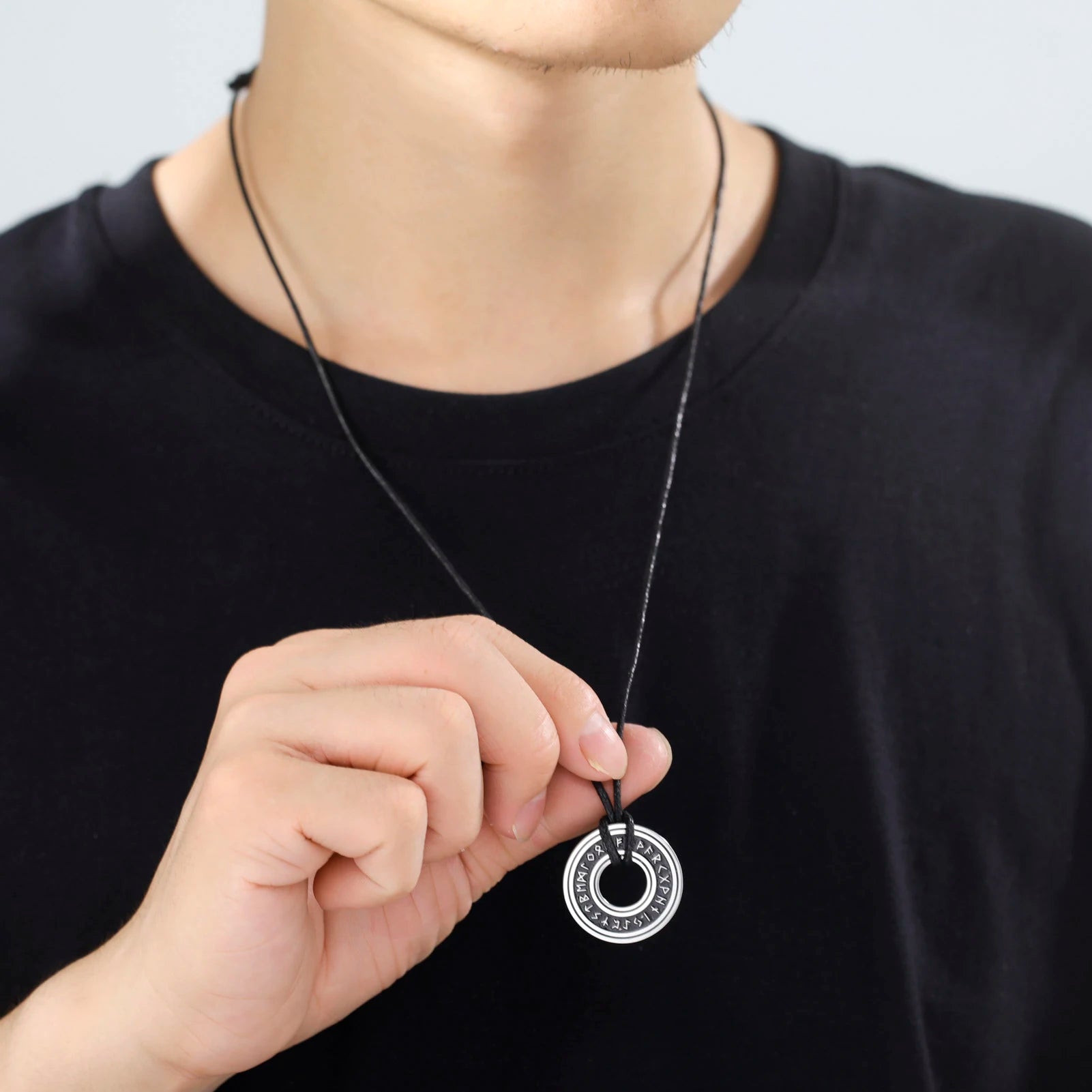 LIKGREAT Vintage Nordic Rune Colares para Homens Aço Inoxidável Norse Runes Viking Jewerly Pagan Elder Futhark Pingente Amuleto