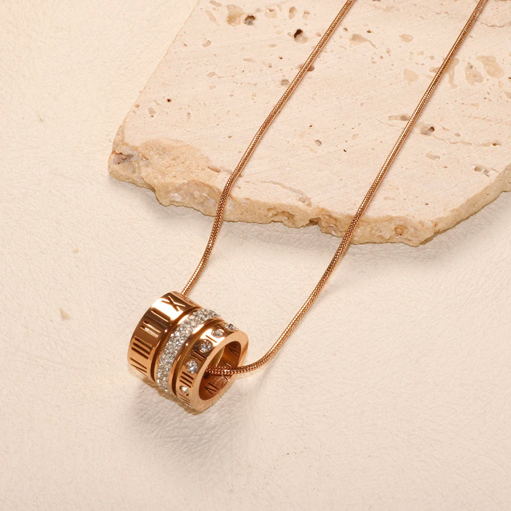 JOVO LOVE Colar de três camadas com algarismos romanos para mulheres e homens moda pingente de cristal de aço inoxidável gargantilha joias à prova d'água