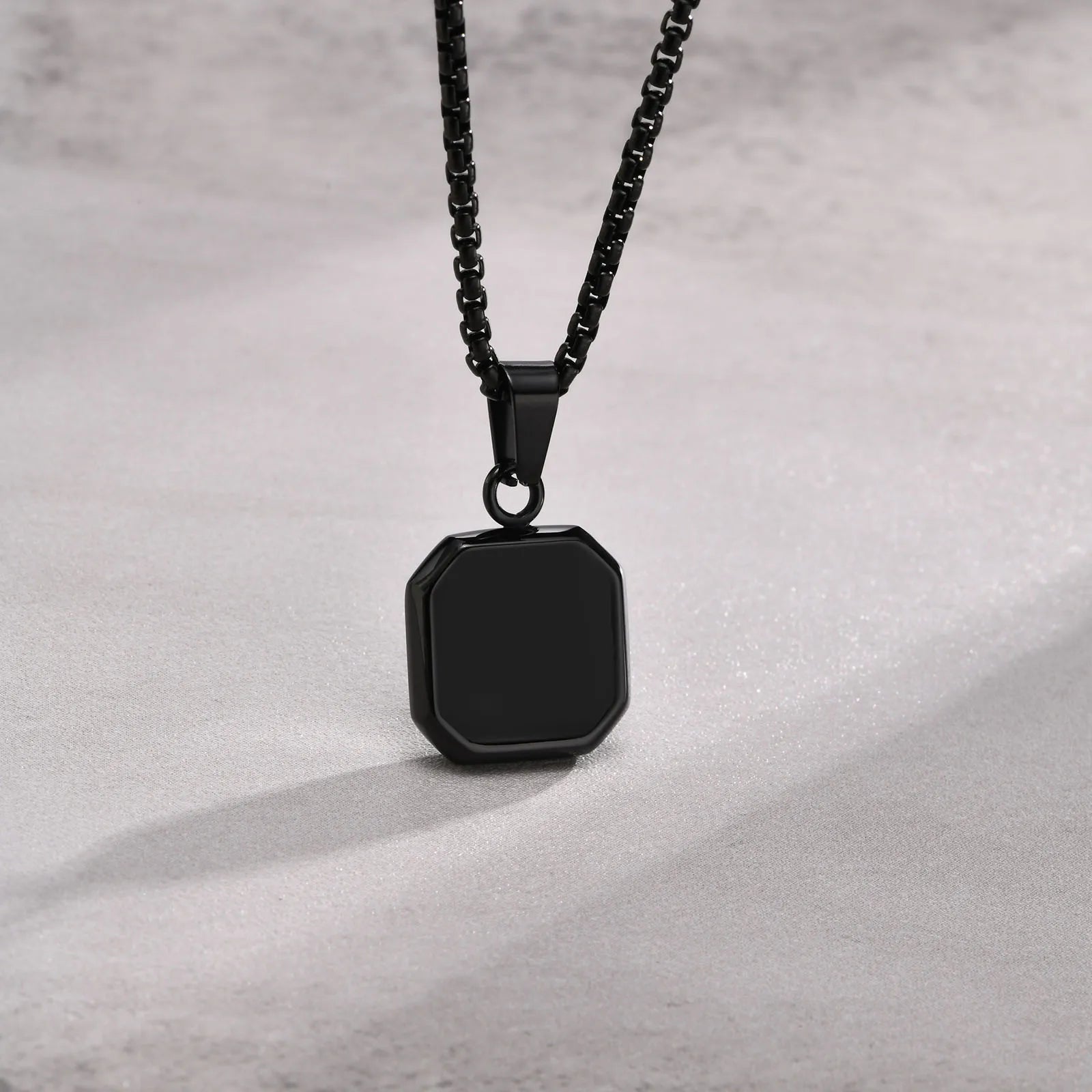Colar Majestade Onyx: Elegância e Poder