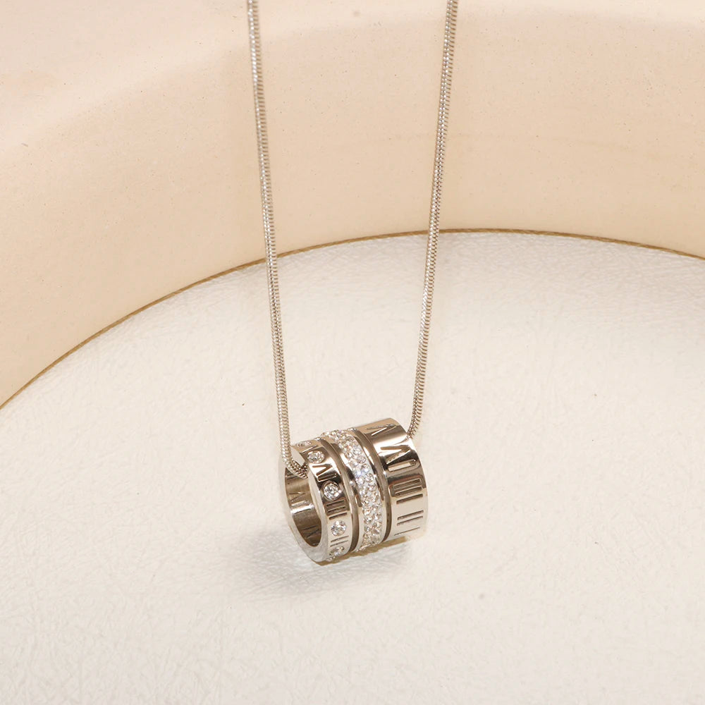 JOVO LOVE Colar de três camadas com algarismos romanos para mulheres e homens moda pingente de cristal de aço inoxidável gargantilha joias à prova d'água