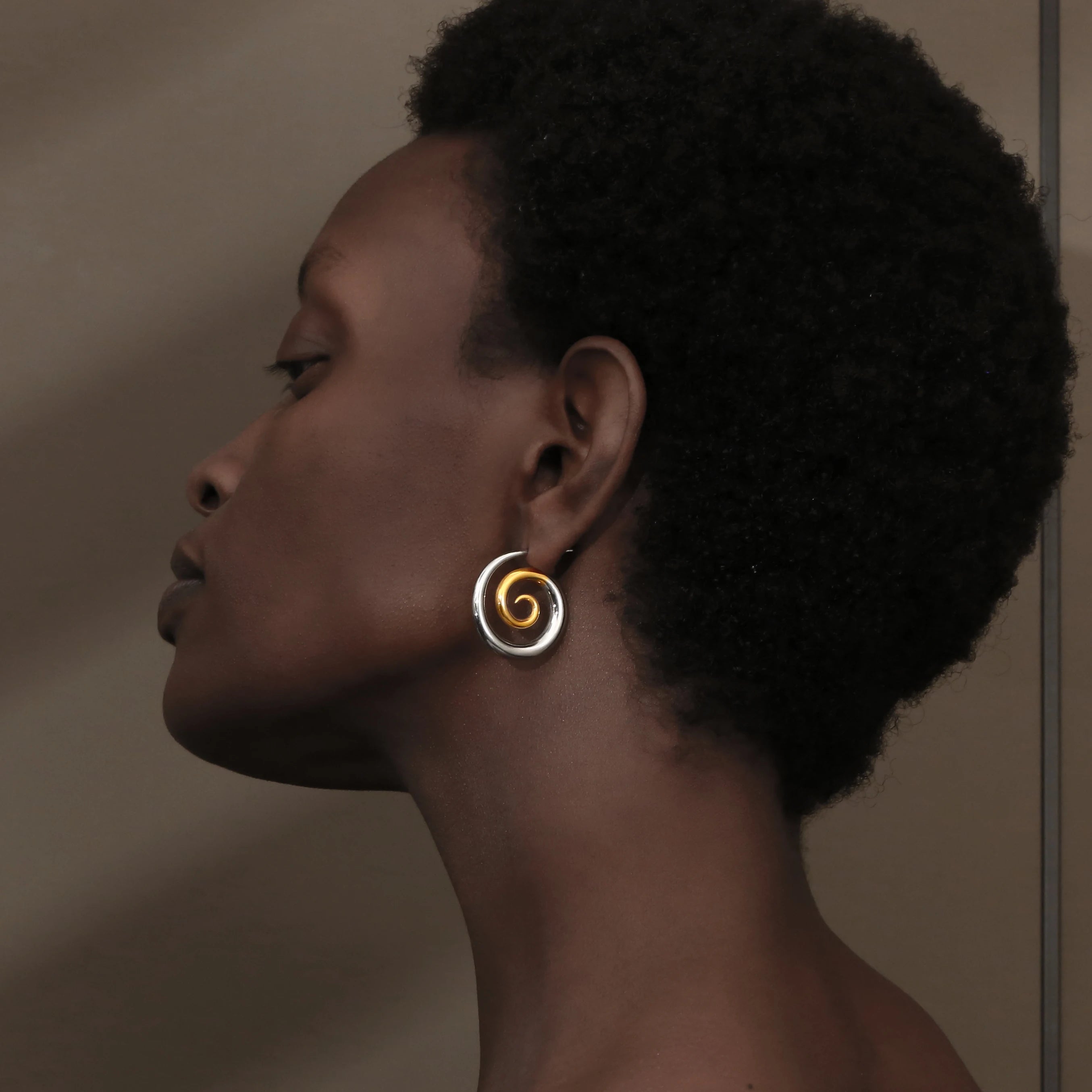 Brincos Espiral Dourado Luxo 18K