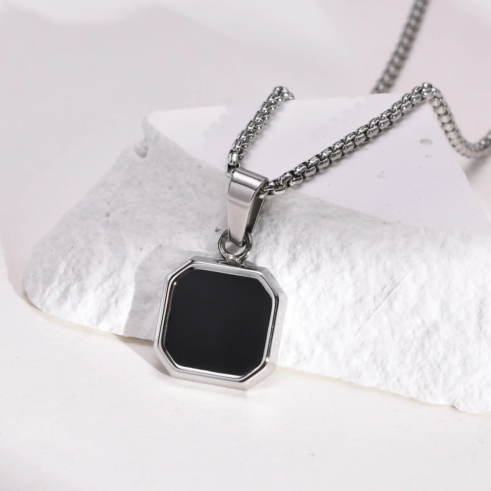 Colar Majestade Onyx: Elegância e Poder