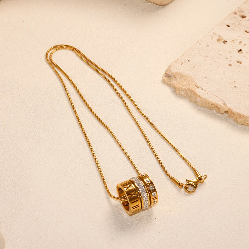 JOVO LOVE Colar de três camadas com algarismos romanos para mulheres e homens moda pingente de cristal de aço inoxidável gargantilha joias à prova d'água